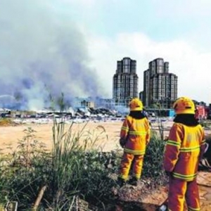 易燃材料搭房隐患大 工地火烧连营
