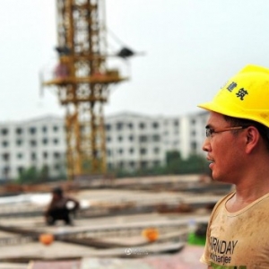 大学生毕业当建筑工自称不在乎身份