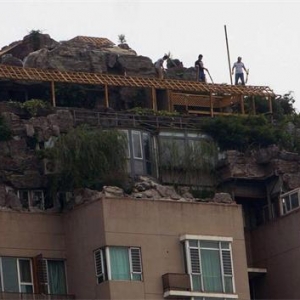 京城最牛违建拆完 业主抱怨建筑垃圾污染停车场