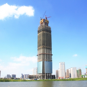 武汉中心大厦主体破300米 成华中在建第一高楼