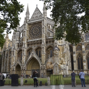 神奇人体彩绘艺术:模特在英国地标建筑前