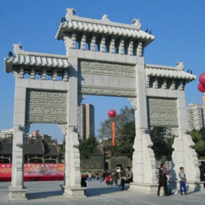 时评:“短命建筑”挥霍了谁的血汗钱?