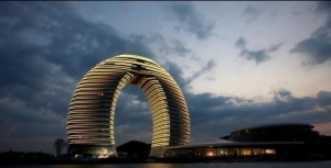 时评:奇奇怪怪建筑是“权势地标”