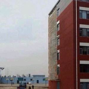 长春财经学院整片墙皮脱落