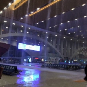 石家庄遭暴雨 新火车站变水帘洞