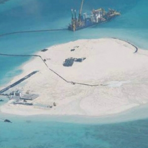 菲媒:中国在赤瓜礁上建海港 出现神秘蓝色建筑