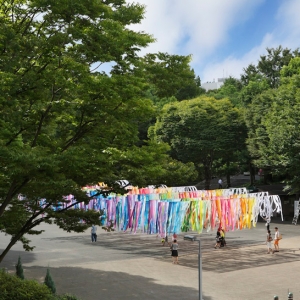 emmanuelle moureaux用100colors装点新宿中央公园