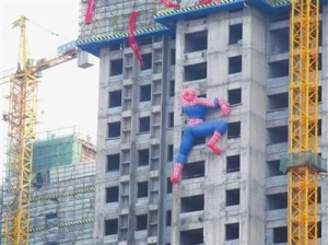 银川在建高楼惊现“蜘蛛侠” 市民赞开发商有创意