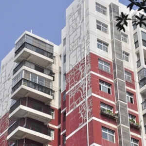武汉某小区居民楼建成三年外墙绑满绷带