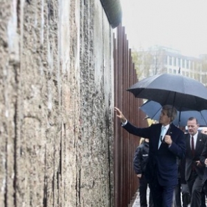 美国国务卿冒雨参观柏林墙遗址