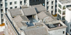 四层楼房上现“空中四合院”