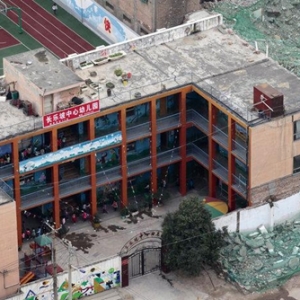 西安一拆迁工地围着幼儿园 教育局称安全有保障