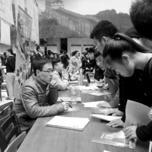 高校招聘会建筑业需求锐减