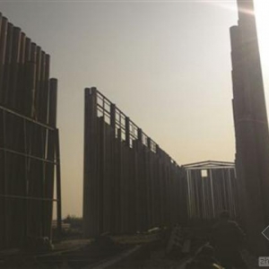有钱就能任性?只用水泥柱搭建不顾安全隐患