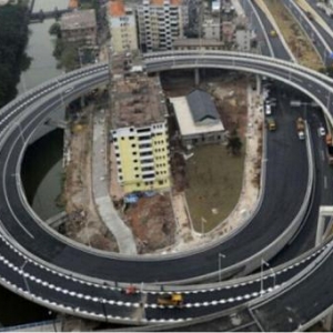 广州“圈中楼”引网友担忧:住户安全吗?