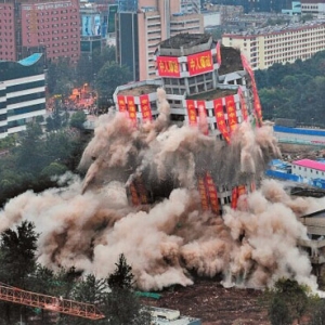 时评:建筑地标拆不拆谁说了算?