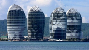 时评:城市建筑如何避免“不中不洋”