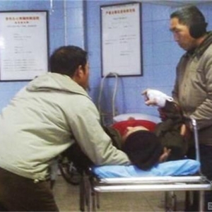 男子被工地一意外滑落钢板撞破小肠