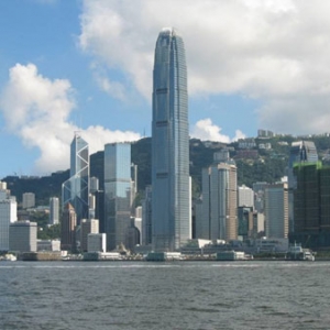 时评:户外广告不该“爬上”城市标志建筑