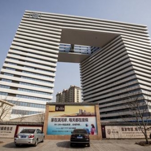 河南鹤壁现跨路大楼形似板凳