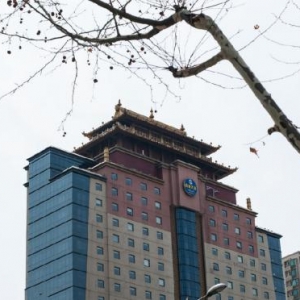上海一高层建筑上惊现空中庙宇