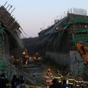 韩国道路施工现场发生崩塌(高清组图)