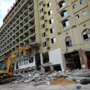 时评:违章建筑“上天入地”