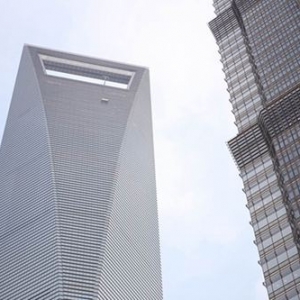 高空吊篮载清洁工击碎上海环球金融中心91层玻璃幕墙