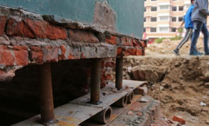 郑州老建筑被“装上”“腿”平移17.5米 为高架桥让路
