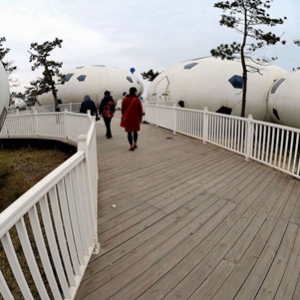 山东日照海滩现“UFO”建筑群