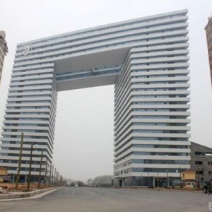 河南“板凳大楼”即将完工 跨路而建宛如“龙门”