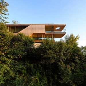 elmar ludescher 建筑事务所设计眺望山谷的住宅