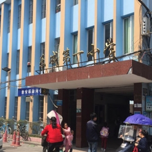 小学教学楼竟然会随着学生的跳跃而震动?