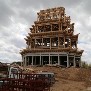 甘肃平凉耗资1600万余元建原木版“三雄宝殿”
