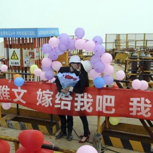 华中第一高楼封顶 项目建设者401米高空向女友求婚