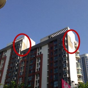 武汉大风致建筑外墙脱落 巨型水泥块砸中楼下汽车