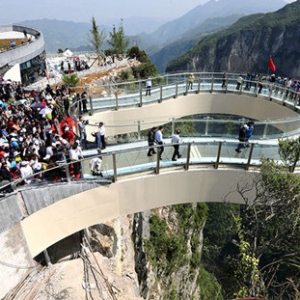 世界上最长最惊险的空中步道近日在重庆对外开放