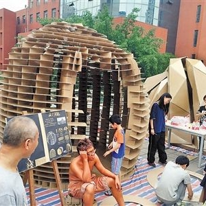 这座纸板搭的“建筑”可容8个人