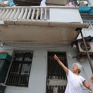 合肥一小区阳台集体下沉 住户用铁柱支撑
