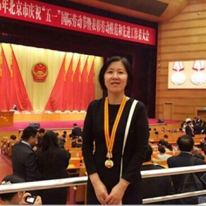劳动模范今又是,住宅院再出女豪杰