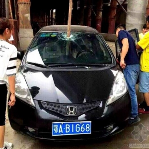 武汉“天降”钢管砸穿轿车 司机有惊无险