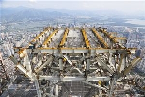 深圳第一高楼1500吨重皇冠型塔冠初显其形