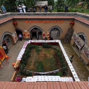 美呆了!走进河南陕县地坑院 一览“地下四合院”