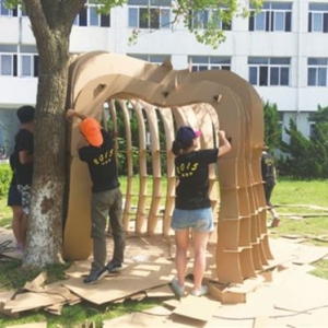 苏科建筑班学生搭起“纸房子”