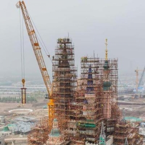 空中绽放的的金牡丹 上海迪士尼乐园奇幻童话城堡封顶