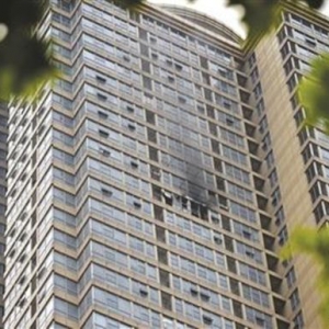 南京200米超高层44楼失火,百人被困