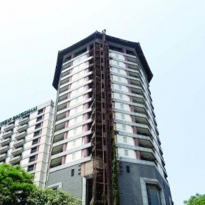南京一五星级酒店开业10多年未完工 脚手架仍在