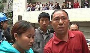 夫妇发现楼房开裂喊出全部邻居 半小时后楼坍塌