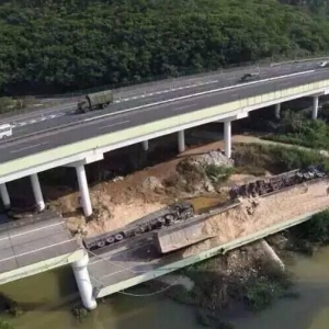 粤赣高速河源段匝道突然断裂 多车坠落已致1死4伤