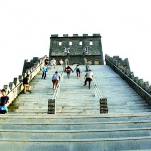 时评:修建校园长城为哪般?